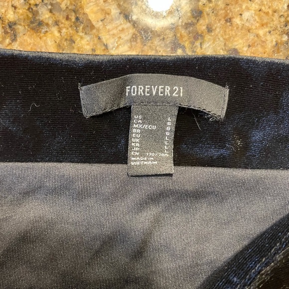 NEW Forever 21 Velvet Black Skirt Size Large - Picture 2 of 4